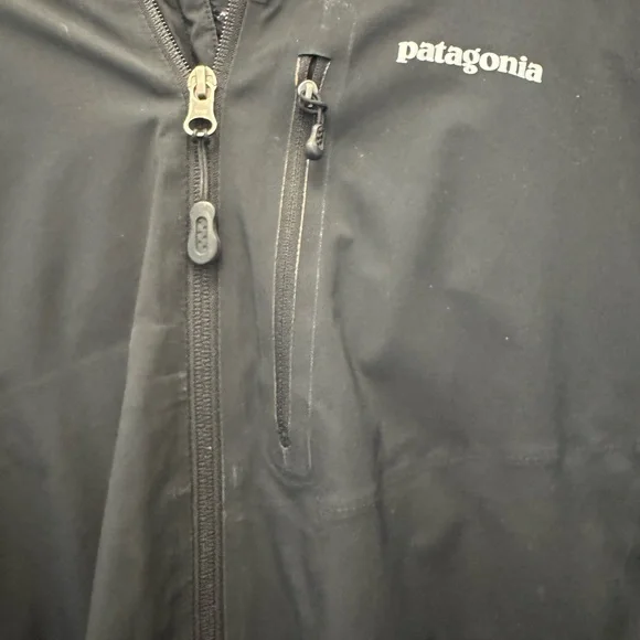 Patagonia Black Performance Jacket with Hood and Lightweight Design - Picture 9 of 13